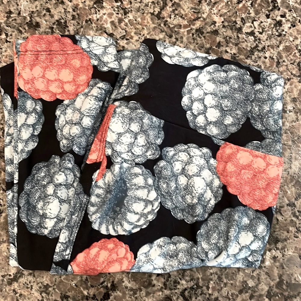 New without tags LuLaRoe leggings. One size. Raspberries!